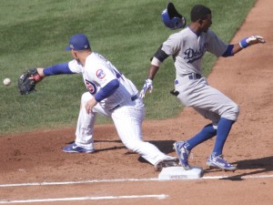 20140919_Dee_Gordon_infield_single_in_front_of_Anthony_Rizzo